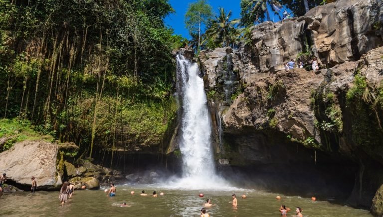 tegenungan waterfall