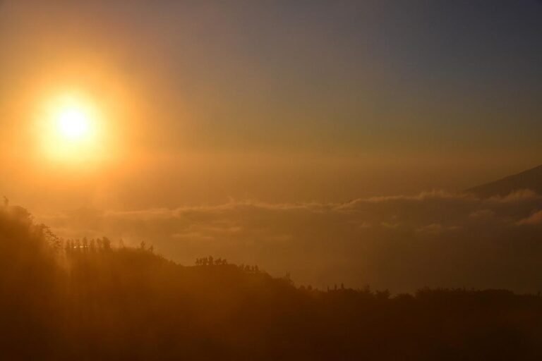 Thousands Brave Bali’s Night Chill to Summit Mount Batur at Dawn
