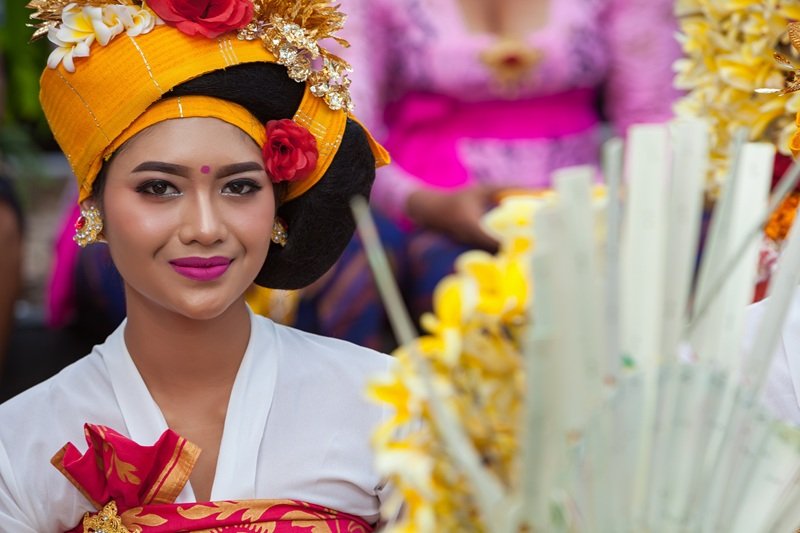 sonder [son-der] the feeling one has on realizing that every other individual one sees has a life as full and real as one’s own, in which they are the central character and others, including oneself, have secondary or insignificant roles. In a state of sonder, each of us is at once a hero, a supporting cast member, and an extra in overlapping stories.