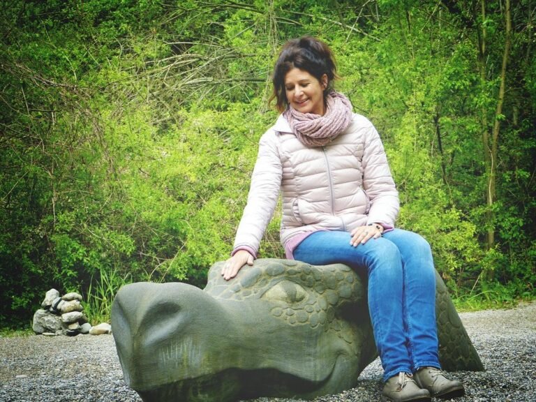 Dewi Melanting Stuns Bali Markets with Royal Grace and Trading Genius